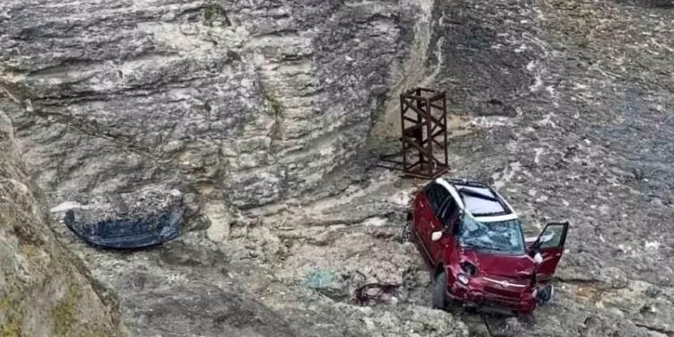 Avtomobil qayalıqlardan aşdı: 4 yaralı