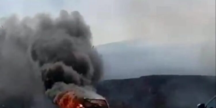 Avtomobil yandı: Yanğın tarlaya sıçradı