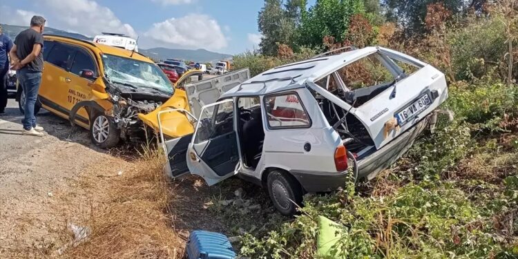 Minik avtomobili və taksi toqquşdu: 4 yaralı