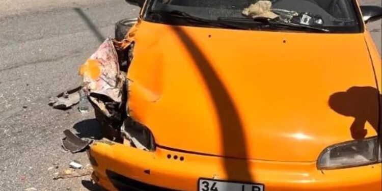 Minik avtomobili işıq dirəyinə çırpıldı: 2 yaralı