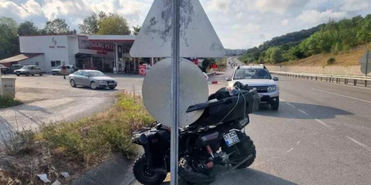 Polis dayan əmrinə tabe olmayan sürücü avtomobili yol nişanına çırparaq aşırdı: 2 yaralı