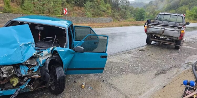 Minik avtomobili parklanmış vəziyyətində olan avtomobilə çırpıldı: 2 yaralı