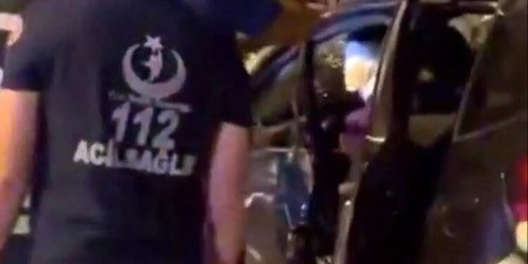 İki avtomobil toqquşdu: Sürücü xilasedilər tərəfindən xilas edildi