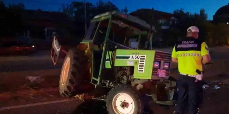 Minik avtomobili və traktor toqquşdu: 3 yaralı