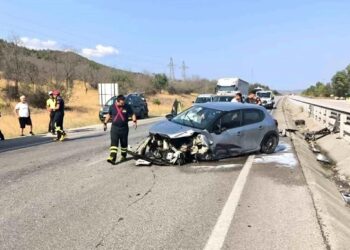 Avtomobil kanala aşdı: 3 yaralı