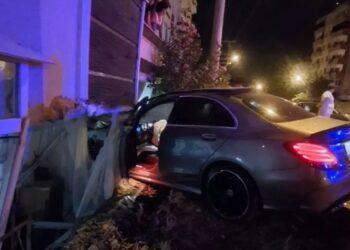 Avtomobil binaya çırpıldı: Sürücü yaralandı