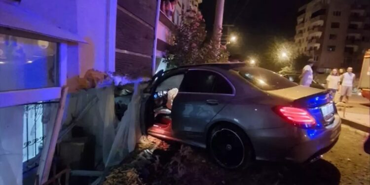 Avtomobil binaya çırpıldı: Sürücü yaralandı