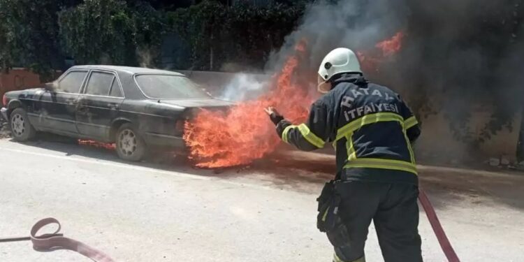 Parklanmış vəziyyətdə olan avtomobil yandı