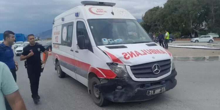 Minik avtomobili və təcili yardım avtomobili toqquşdu