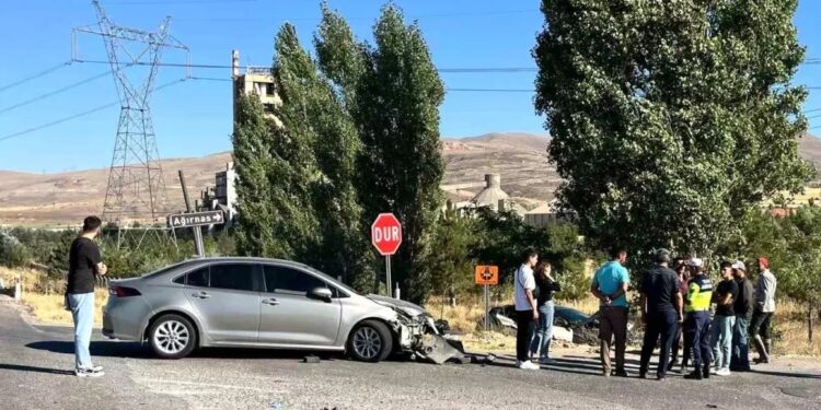 İki avtomobil toqquşdu: 2 yaralı