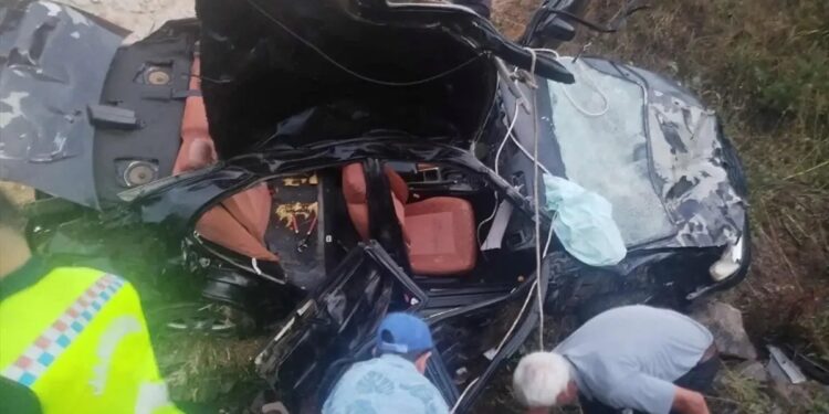 Avtomobil yol kənarına aşdı: 2 ölü, 3 yaralı