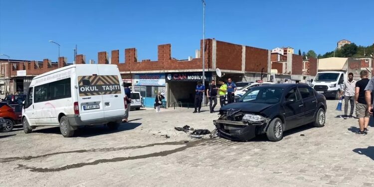 Minik avtomobili və mikroavtobus toqquşdu: 4 yaralı