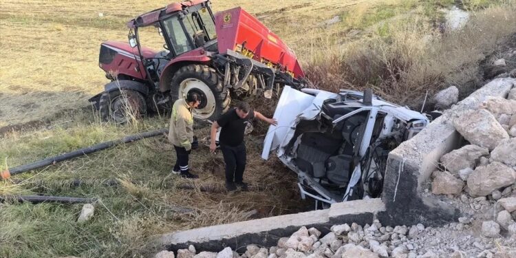 Minik avtomobili və traktor toqquşdu: 2 yaralı