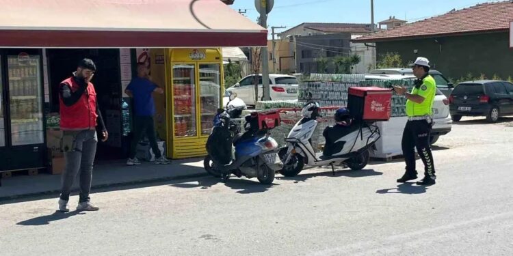 Minik avtomobili və kuryer motosikleti toqquşdu