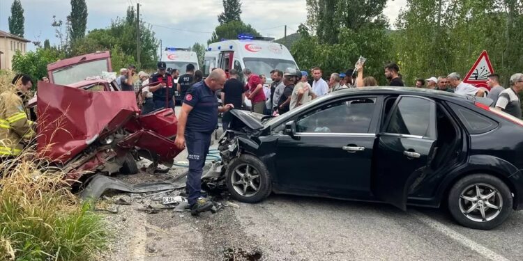 İki avtomobil toqquşdu: 4 yaralı