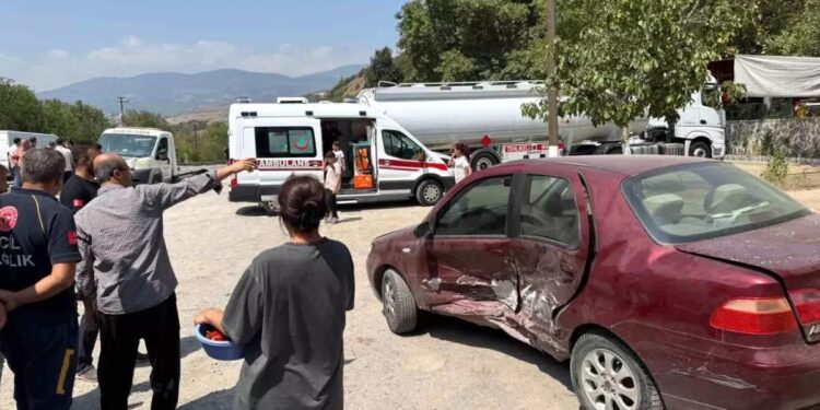 İki avtomobil toqquşdu: 3 yaralı