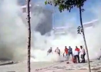 Parklanmış vəziyyətdə olan avtomobil yandı