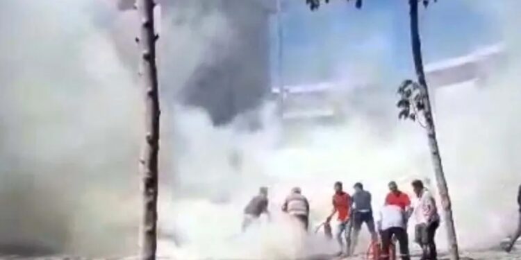 Parklanmış vəziyyətdə olan avtomobil yandı