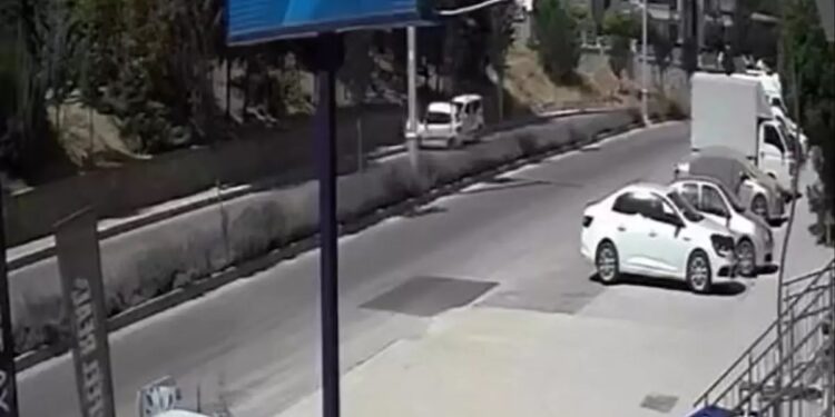 İki avtomobil toqquşdu