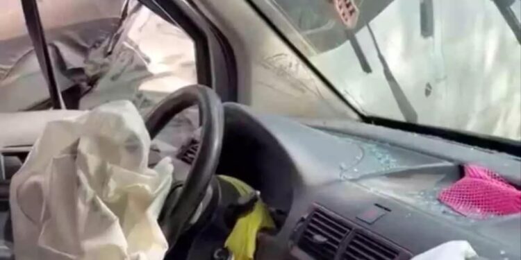 Minik avtomobili və mikroavtobus toqquşdu: 3 yaralı