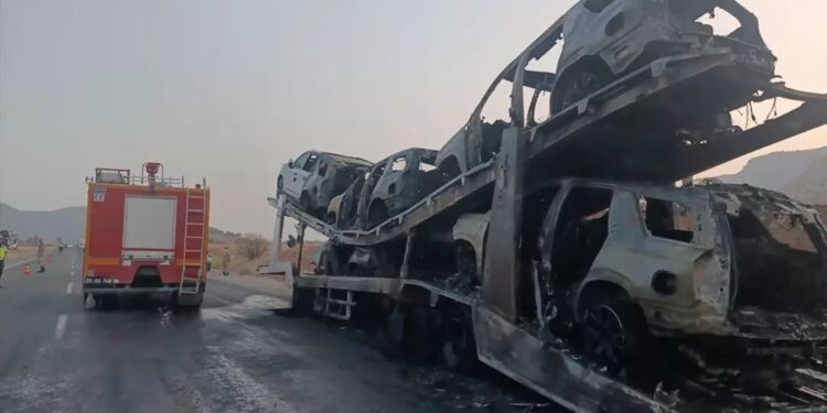 Avtomobilləri daşıyan TIR yandı: 5 avtomobil kül oldu