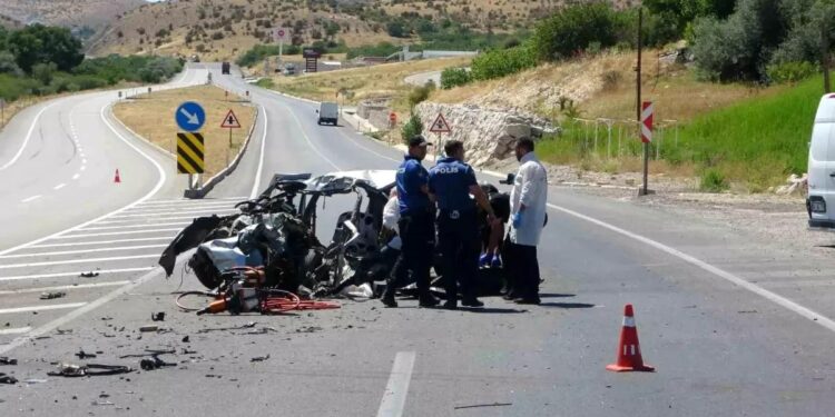 Minik avtomobili və yük maşını toqquşdu: 1 ölü, 2 yaralı