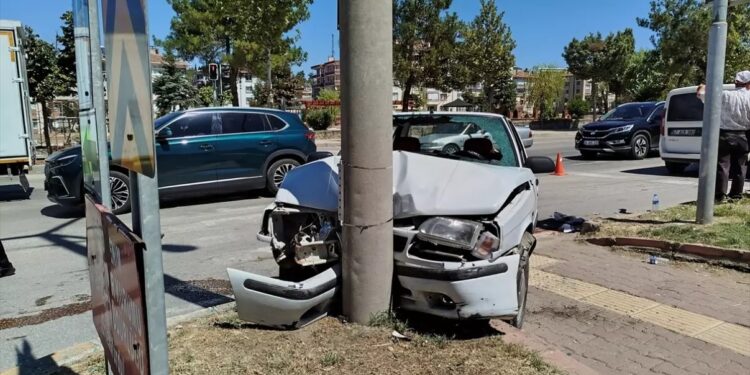 Avtomobil işıq dirəyinə çırpıldı: 1 yaralı