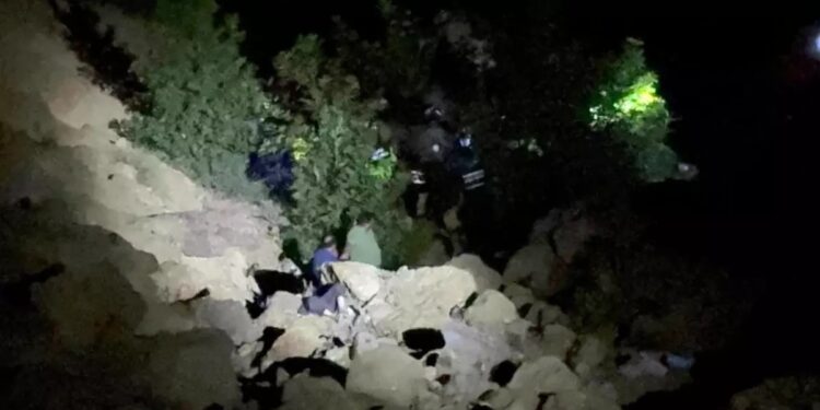 Avtomobil uçurumdan aşdı: 5 ölü