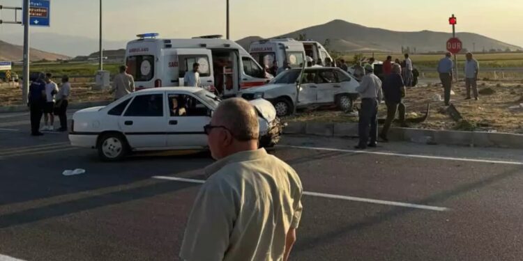 İki avtomobil toqquşdu: 2 ölü, 6 yaralı