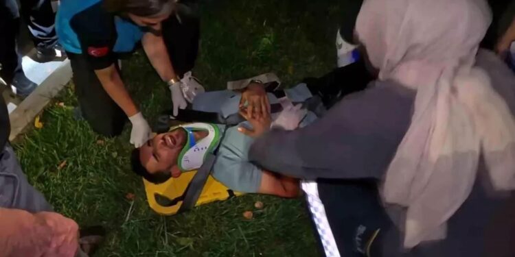 Avtomobil səkiyə çırpıldı: 1 yaralı