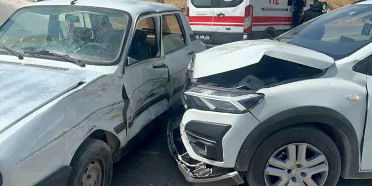 İki avtomobil toqquşdu: 5 yaralı