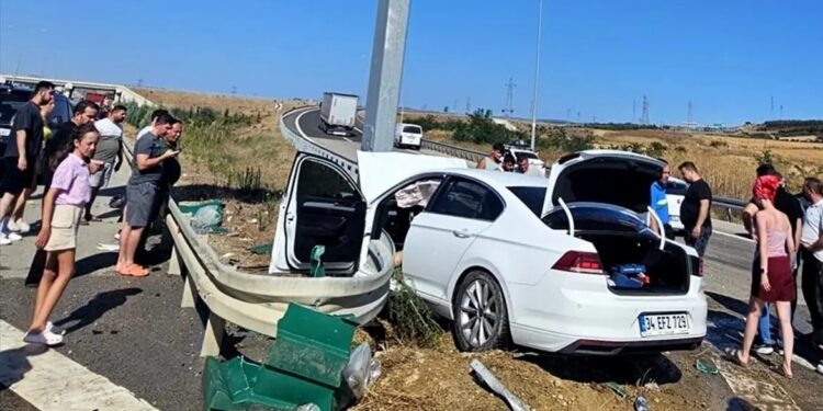 Avtomobil dirəyə çırpıldı: 2 yaralı