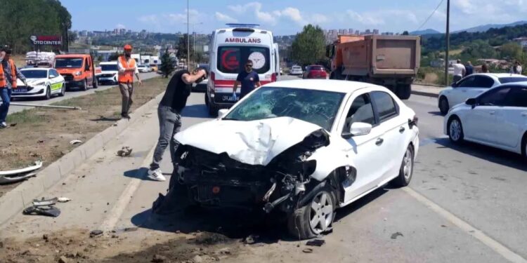 İki avtomobil toqquşdu: 3 yaralı