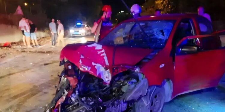 Avtomobil divara çırpıldı: 2 yaralı