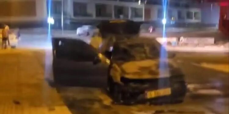 Parklanmış vəziyyətdə olan avtomobil yandı