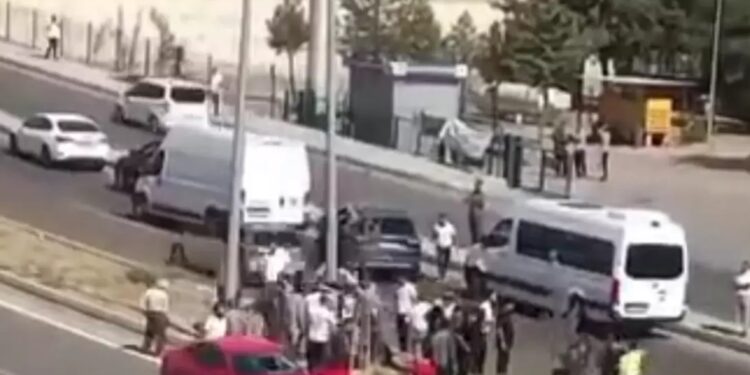 Minik avtomobili piyadanı vurdu