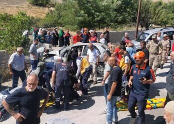 Avtomobil divara çırpıldı: 1 ölü, 3 yaralı