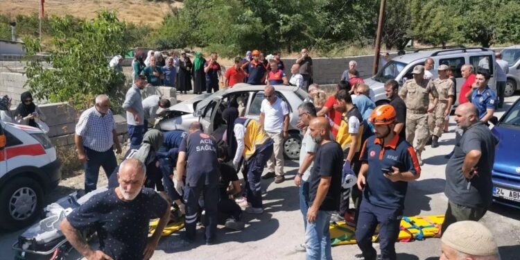 Avtomobil divara çırpıldı: 1 ölü, 3 yaralı