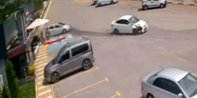 Minik avtomobili parkinqdəki avtomobil çırpıldı