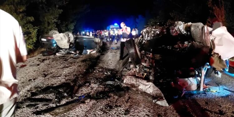 İki avtomobil toqquşdu: 6 ölü