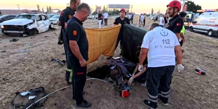 Təkəri qopan avtomobil aşdı: 1 ölü, 4 yaralı