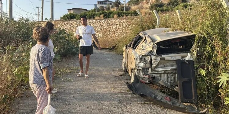 Avtomobil yol kənarına aşdı: Sürücü yaralandı