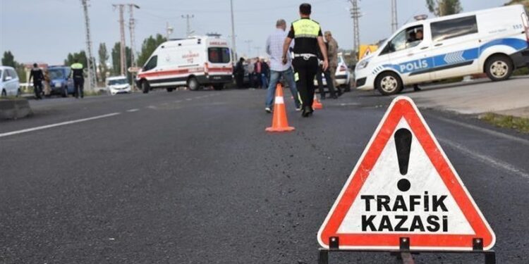 Minik avtomobili işıq dirəyinə və ağaca çırpıldı: 2 yaralı