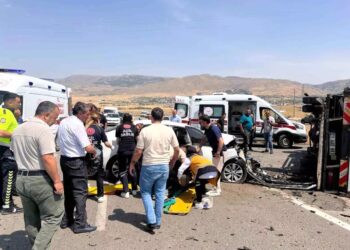 Minik avtomobili və yük maşını toqquşdu: 6 yaralı