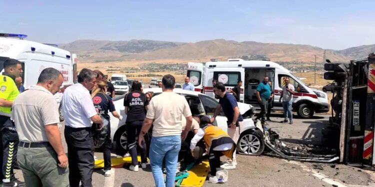 Minik avtomobili və yük maşını toqquşdu: 6 yaralı