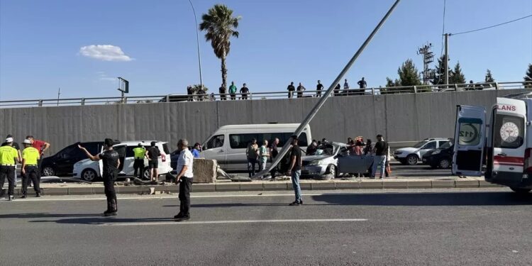 Avtomobil işıq dirəyinə çırpıldı: 3 yaralı