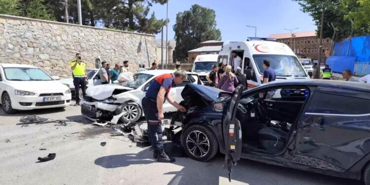 İki avtomobili toqquşdu: 10 yaralı