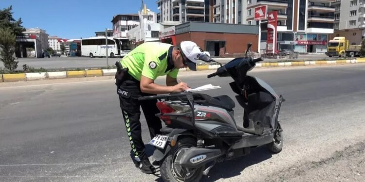 Minik avtomobili və motosiklet toqquşdu: 2 yaralı