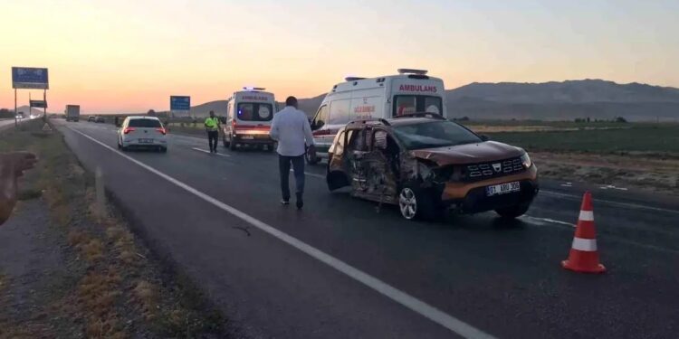 Minik avtomobili yol nişanına çırpıldı: 4 yaralı