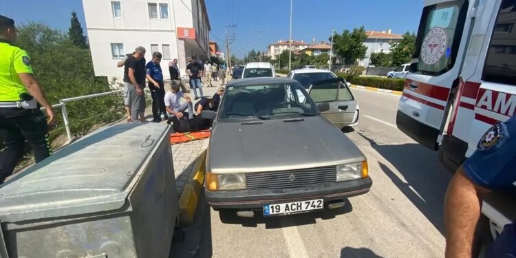 Minik avtomobili parklanmış vəziyyətdə olan avtomobillərə çırpıldı: 1 yaralı